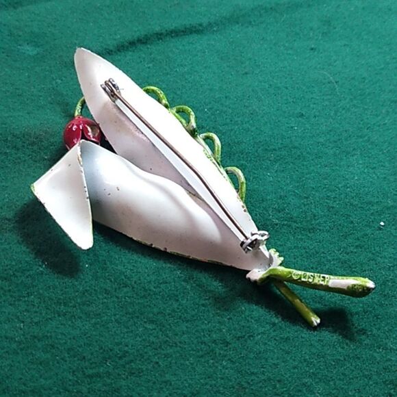 Elegant Red and Green Floral Brooch - Picture 2 of 6